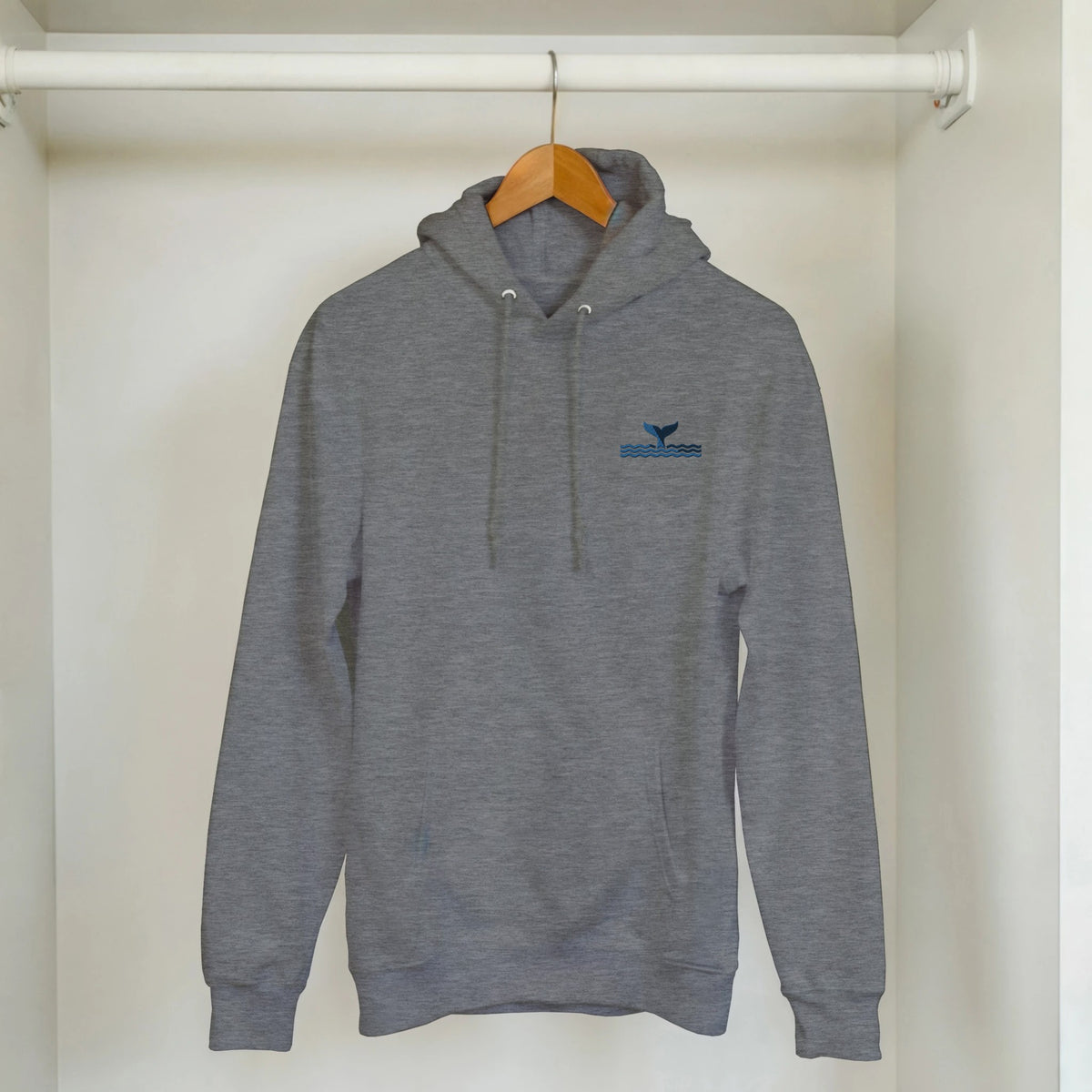 Brodert hettegenser med hvalehale-motiv, norsk kystdesign