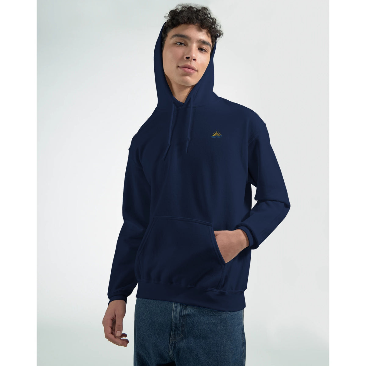 Brodert hettegenser med sol og bølger-motiv, norsk kystdesign